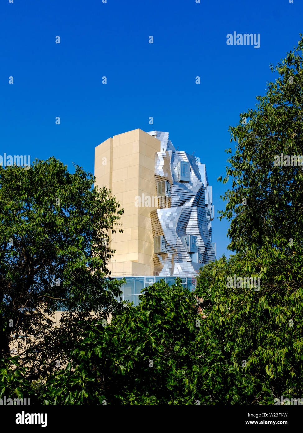 LUMA Arles edificio de Frank Gehry, junio de 2019 Fotografía de stock ...