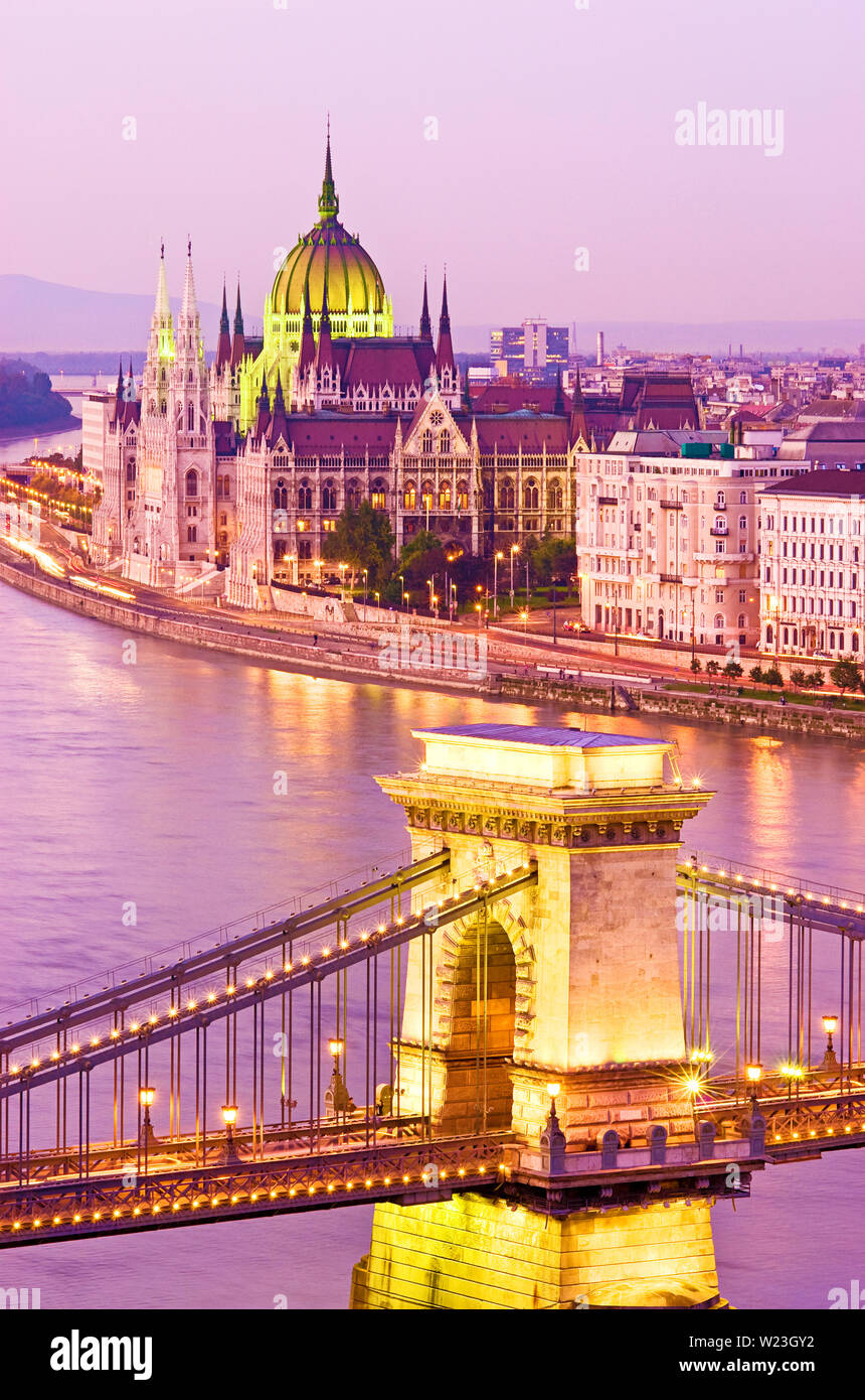 Budapest Chain Bridge al río Danubio, el Parlamento de Budapest Hungría Foto de stock