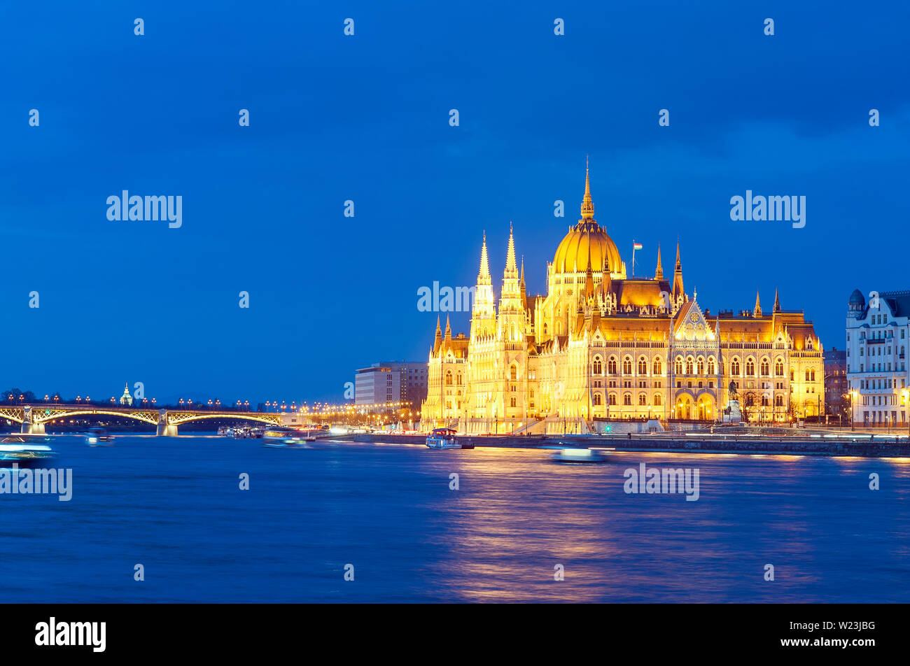 Río Danubio Budapest Puente Margarita del Parlamento húngaro Hungría Foto de stock