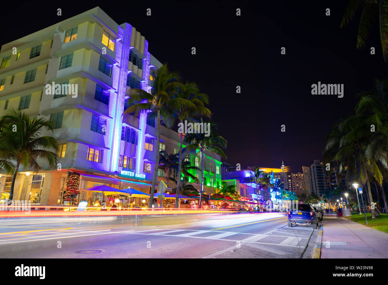 Vista nocturna de la calle Ocean Drive, Edificio de estilo Art Deco y hoteles. Foto de stock