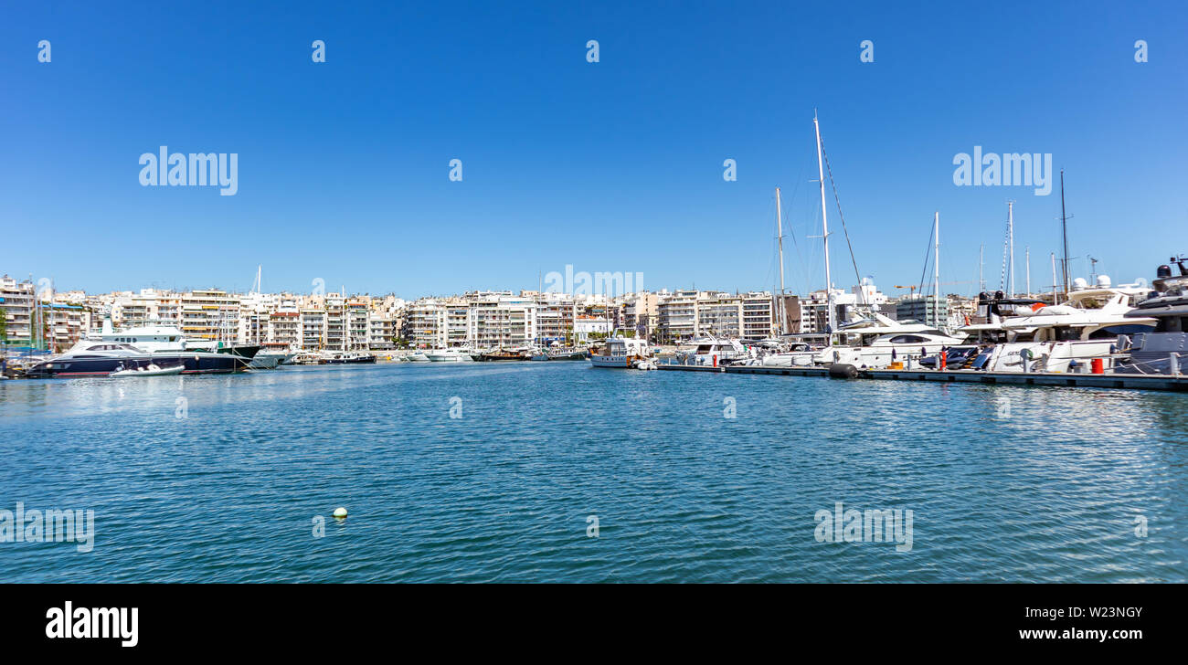 El 29 de abril de 2019. Marina Zeas en el Pireo, Grecia. Yates amarrados están listos para el crucero. Reflejo de los barcos, el mar tranquilo y el cielo azul de fondo, banner, pan Foto de stock