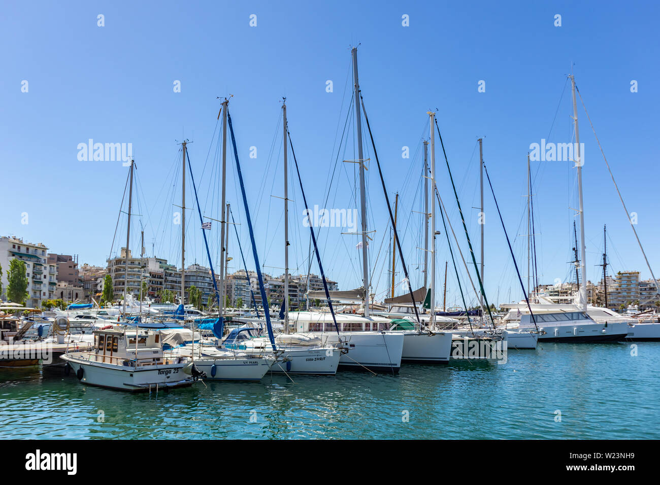 El 29 de abril de 2019. Marina Zeas en el Pireo, Grecia. Amarrados los buques están listos para navegar. La reflexión de barcos, el azul mar en calma, la ciudad y el fondo del cielo. Foto de stock