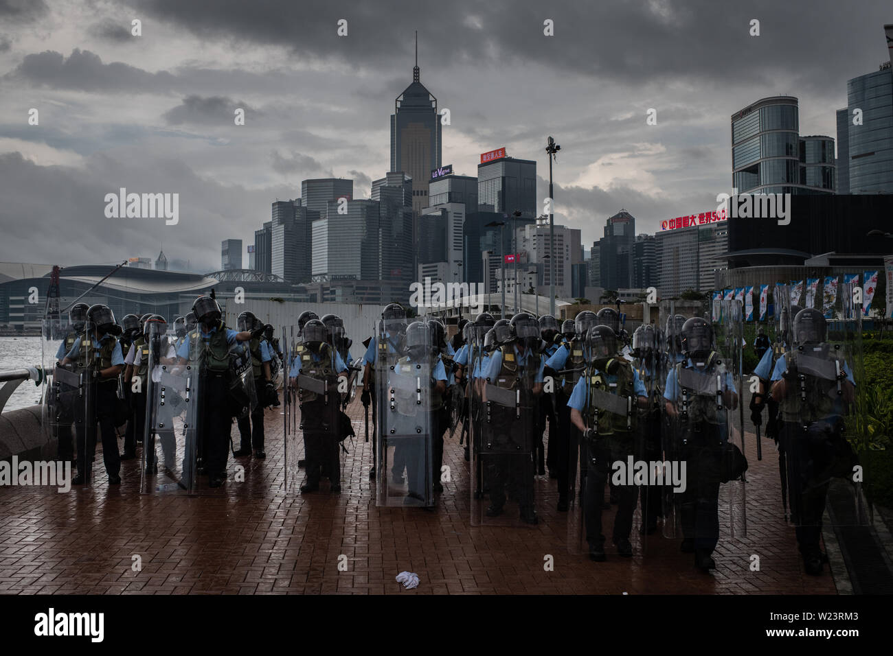 La policía antidisturbios bloquea parte del paseo marítimo en el puerto de Victoria Central.durante los enfrentamientos que se produjeron enfrentamientos entre la policía antidisturbios de Hong Kong y jóvenes manifestantes durante las manifestaciones Anti-Extradition Ley a China. Foto de stock