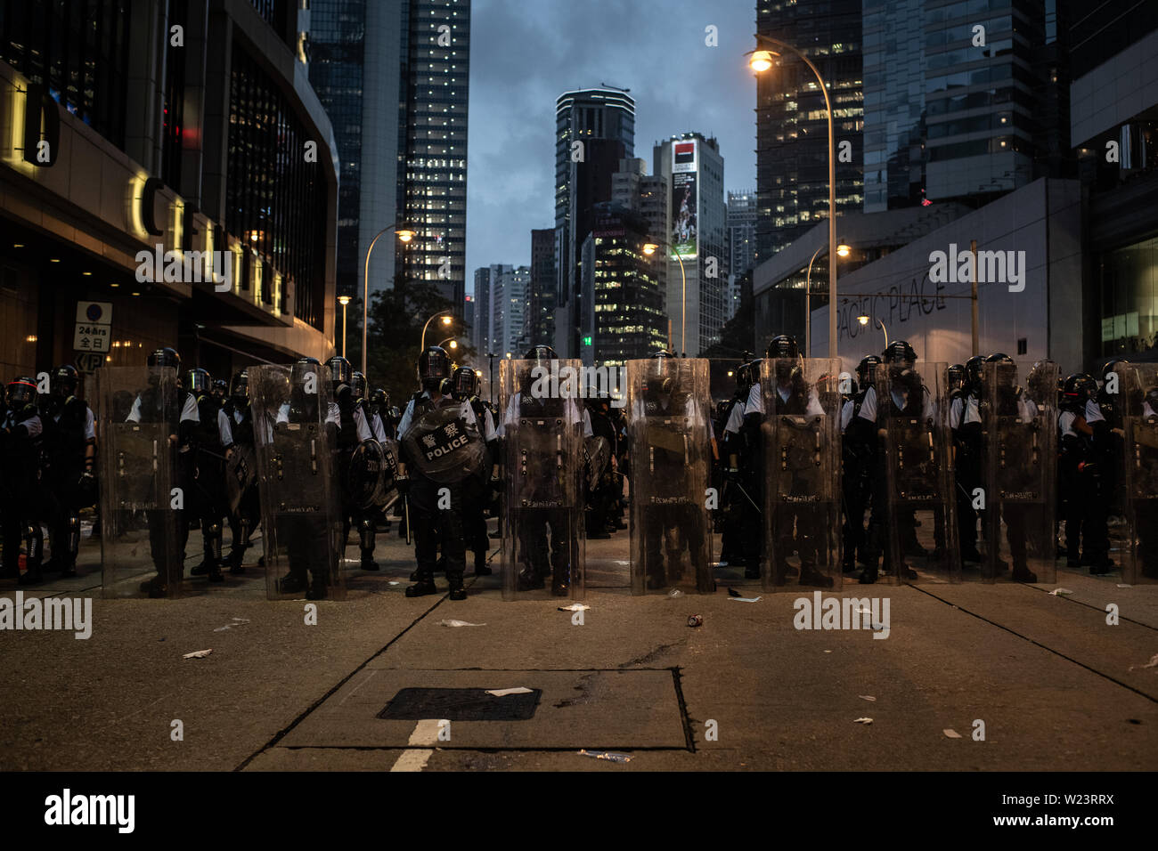 Hong Kong, la policía antidisturbios bloquea la carretera en los alrededores del Consejo Legislativo durante los enfrentamientos.Los enfrentamientos entre la policía antidisturbios de Hong Kong y jóvenes manifestantes durante las manifestaciones Anti-Extradition Ley a China. Foto de stock