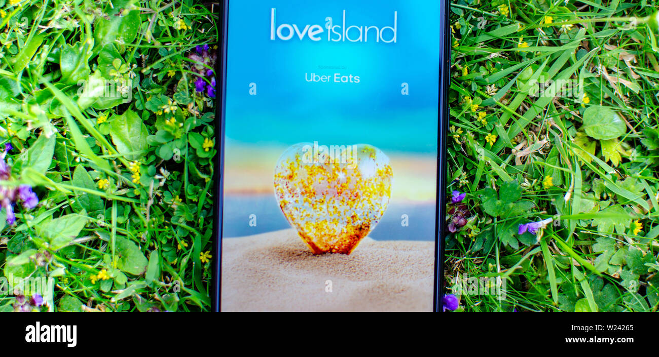 Isla del Amor tv show - logotipo en la pantalla del smartphone. Foto de stock