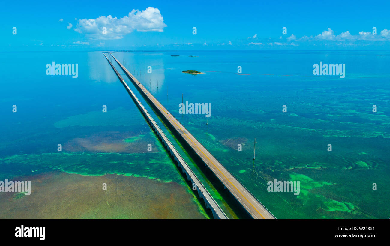 Seven Mile Bridge. Camino interminable, vista aérea, los Cayos de Florida. Ee.Uu.. Foto de stock