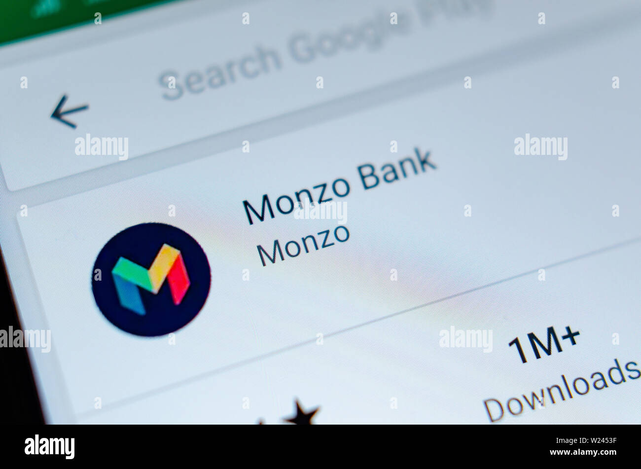 Banco Monzo scren app en el smartphone. Macro Fotografía. Foto de stock