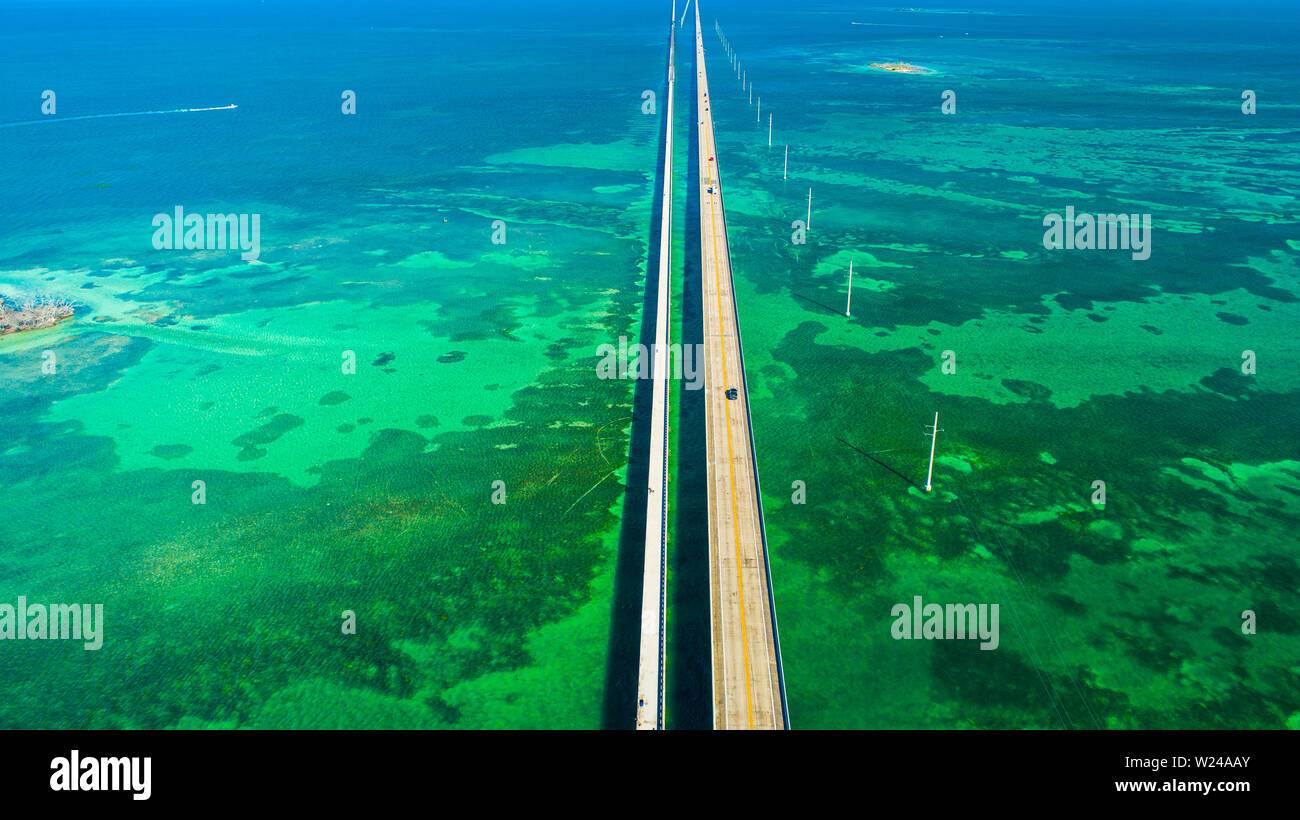 Seven Mile Bridge. Camino interminable, vista aérea, los Cayos de Florida. Ee.Uu.. Foto de stock