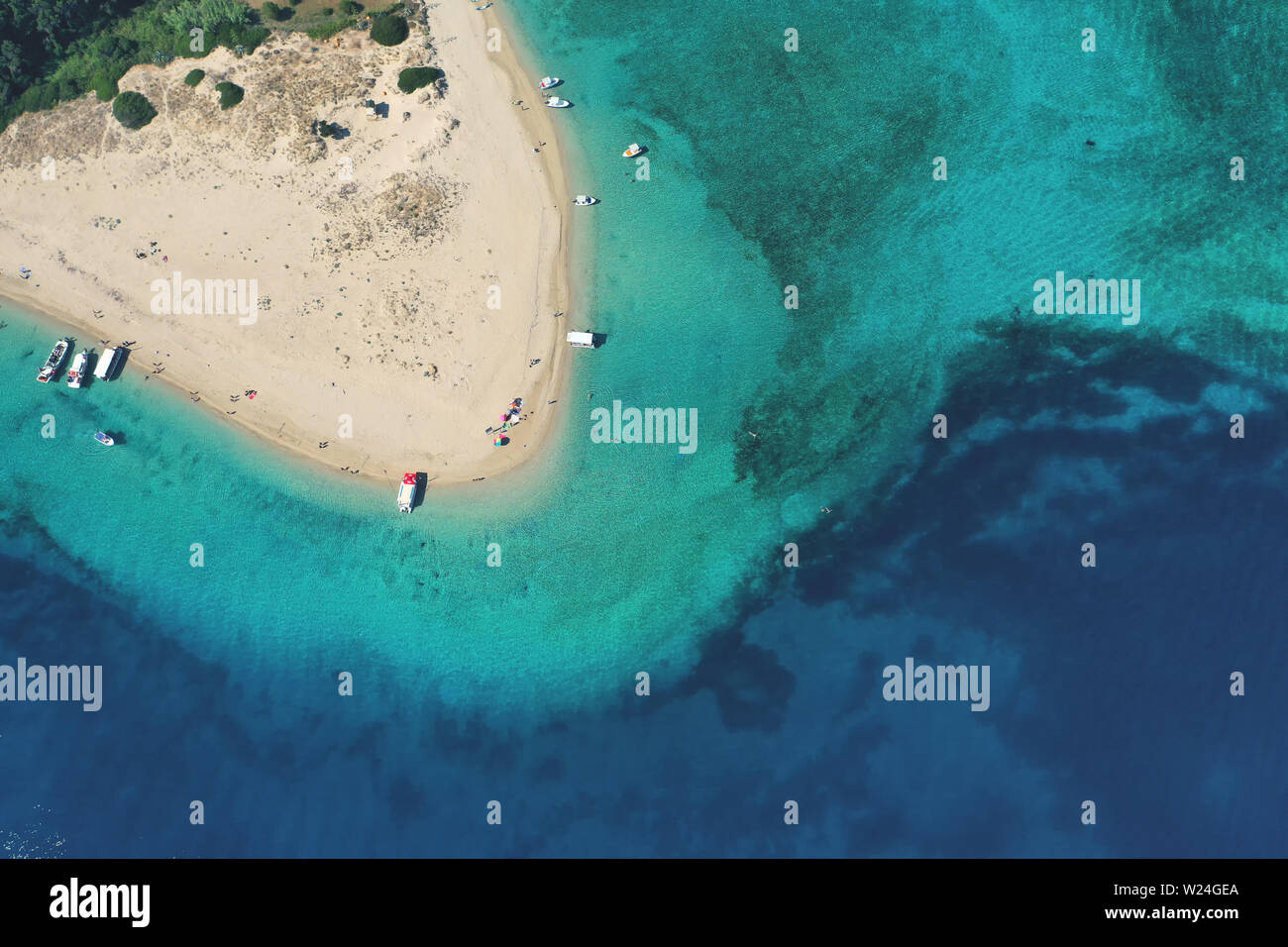 Antena drone ver iconos pequeños inhabitada isla de Marathonisi con agua clara orilla arenosa y criadero natural de mar Caretta-Caretta turt Foto de stock