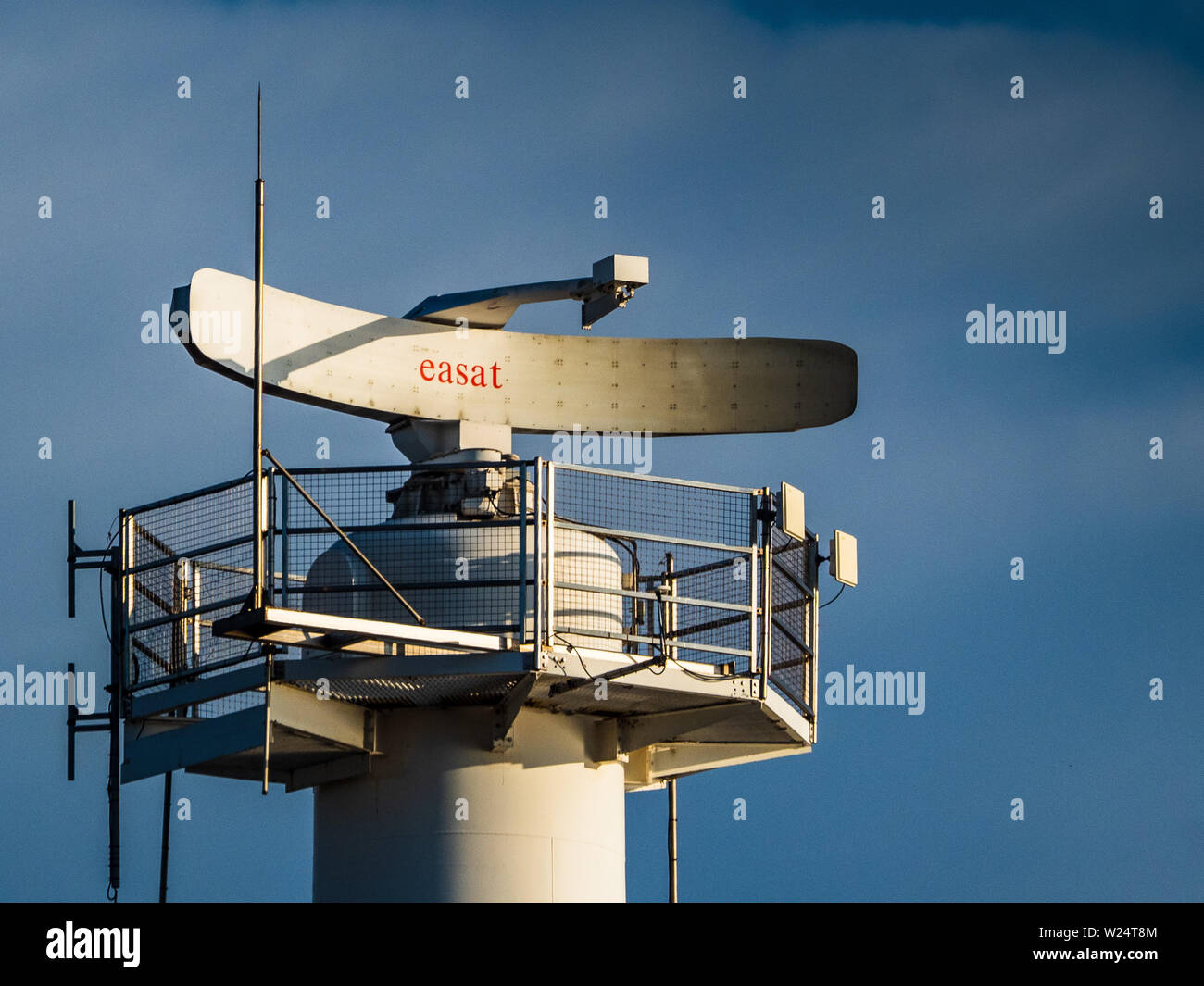 El radar marino Easat a la entrada del puerto de Felixstowe en Suffolk, Reino Unido. Felixstowe UKs es el principal puerto de embarque de contenedores. Foto de stock