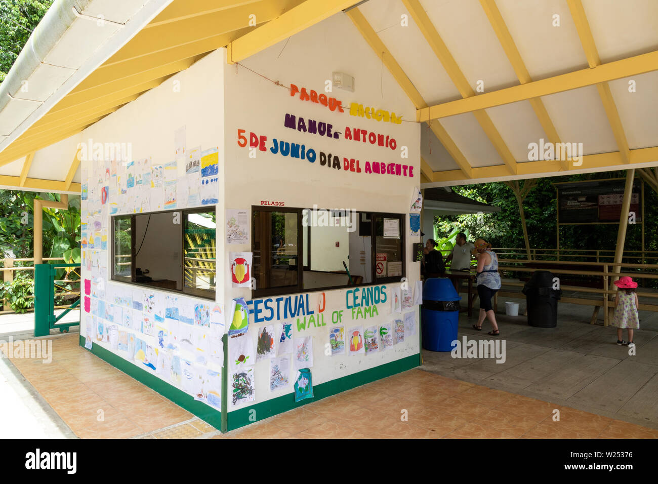 La entrada al Parque Nacional Manuel Antonio, un parque popular lleno