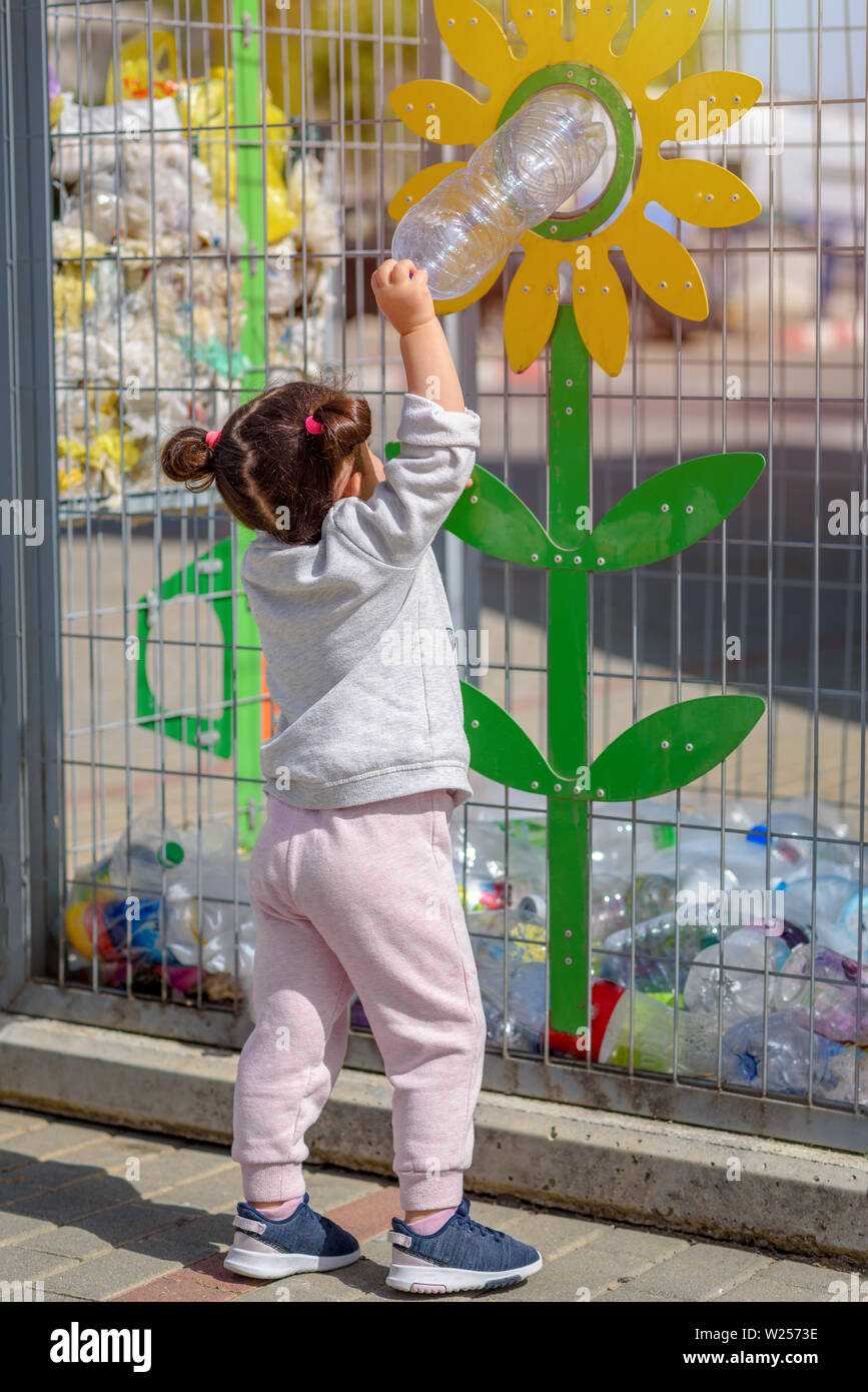Niña sosteniendo botellas de agua de plástico para su reciclaje. Un niño  sacando basura reciclable por separado. Concepto de mundo libre de  plástico, sin residuos Fotografía de stock - Alamy