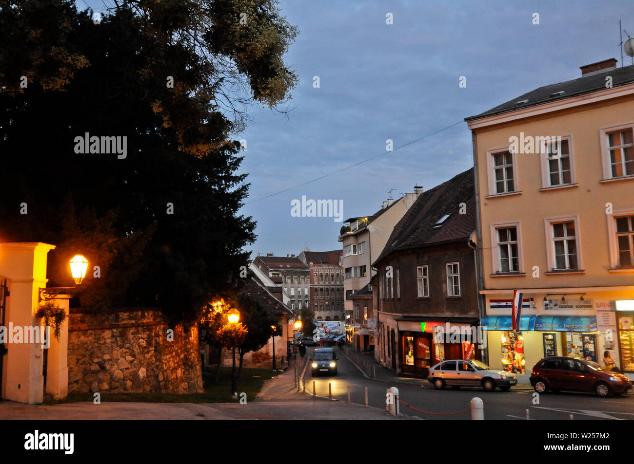 Zagreb: TRG Europa, Kaptol, al crepúsculo. Croacia Foto de stock