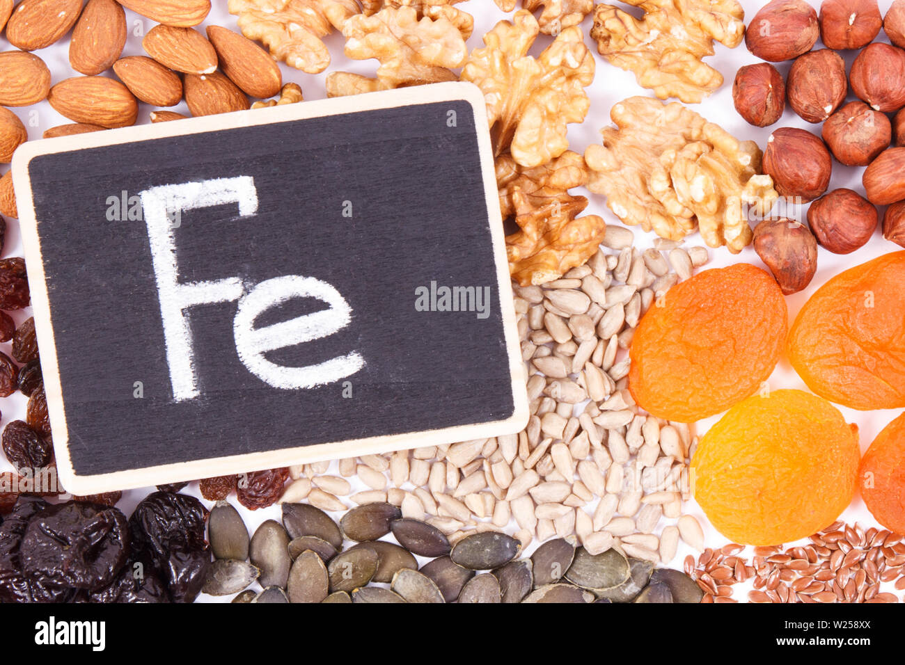Inscripción Fe y alimentos que contengan hierro, concepto de nutrición  saludable como fuente natural de minerales, vitaminas y fibra dietética  Fotografía de stock - Alamy