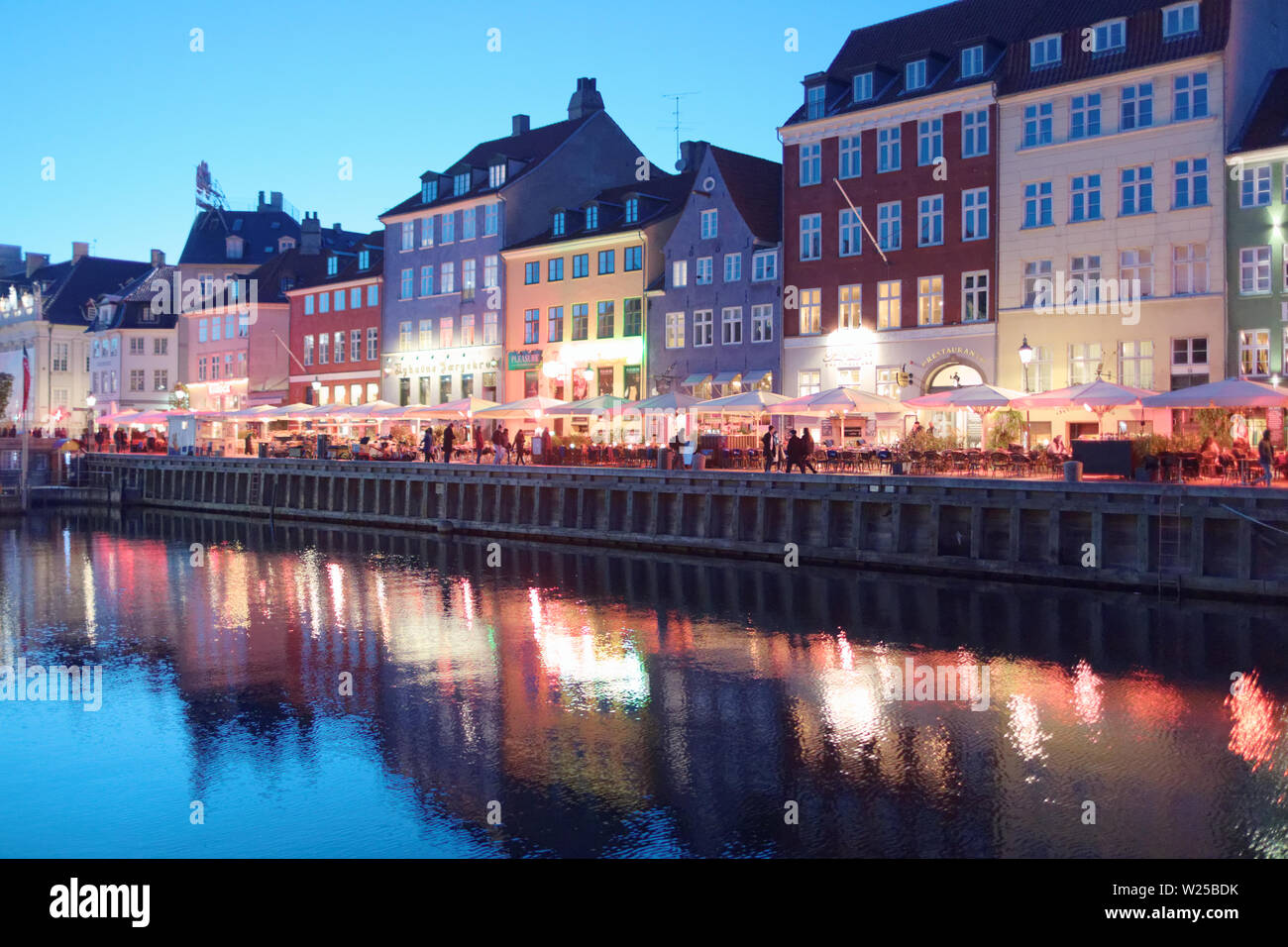 Ver a Nyhavn en Copenhague, Dinamarca, en una tarde de primavera Foto de stock