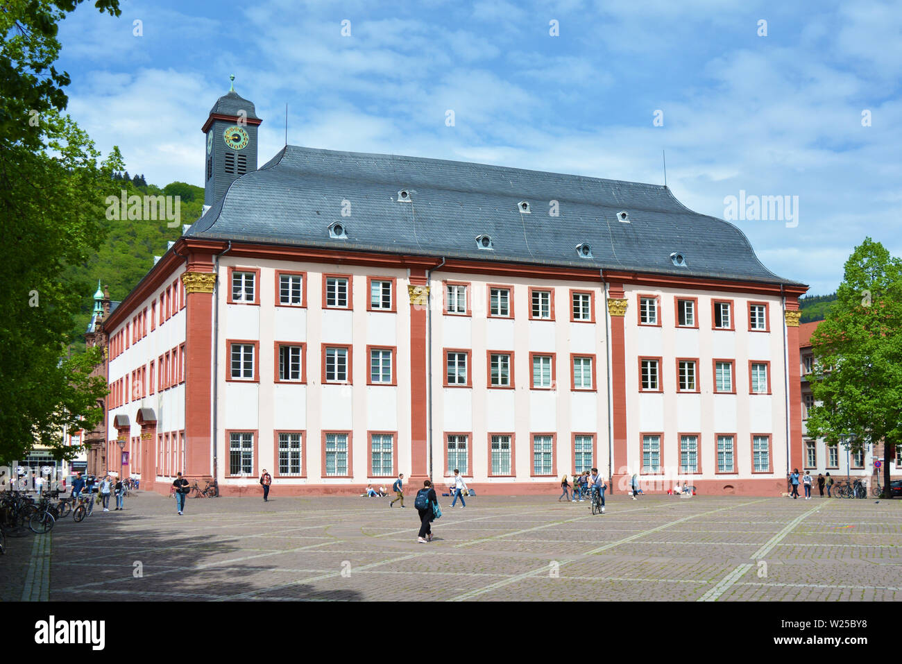 Vista completa del antiguo e histórico edificio universitario que se utiliza ahora como reunión o una sala de conciertos en el centro de la ciudad de Heidelberg, Alemania Foto de stock