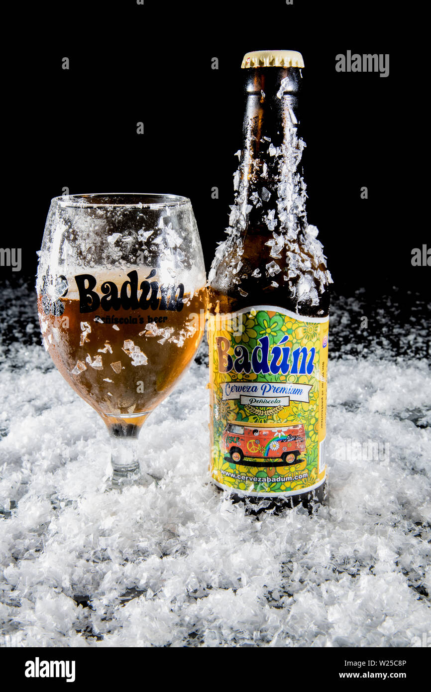Peñíscola, Castellón, España, Mayo 08, 2019: Badum es una cerveza cerveza  artesanal producida por una cervecería local en Peniscola Fotografía de  stock - Alamy