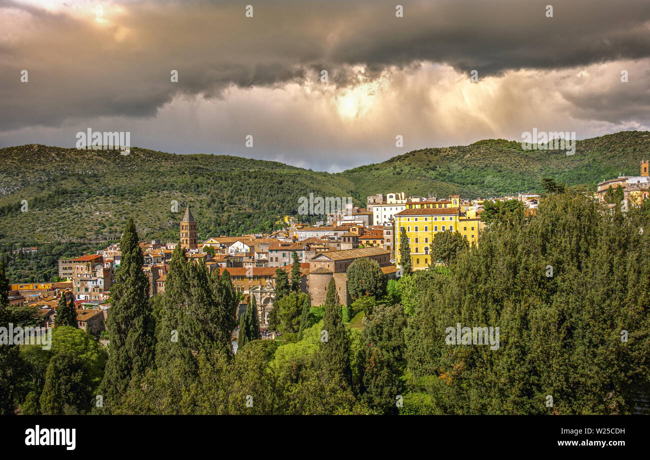 Ciudad italiana de Tivoli, cerca de Roma, con cielo tormentoso . Foto de stock
