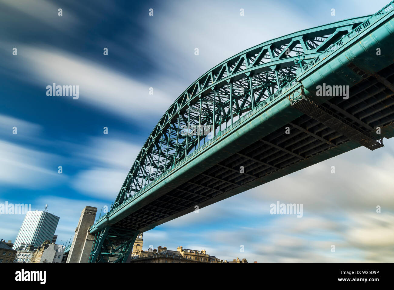 La larga exposición del Tyne Bridge spanning el Tyne entre Newcastle y Gateshead. El puente fue diseñado por Dorman, largo y Co., Ltd. Foto de stock