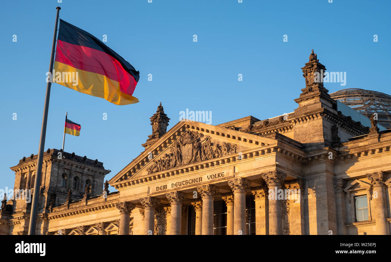 Edificio del Bundestag, el Parlamento de la República Federal de Alemania, con la bandera alemana en el exterior. Fotografiado en la tarde durante la ola de calor Foto de stock