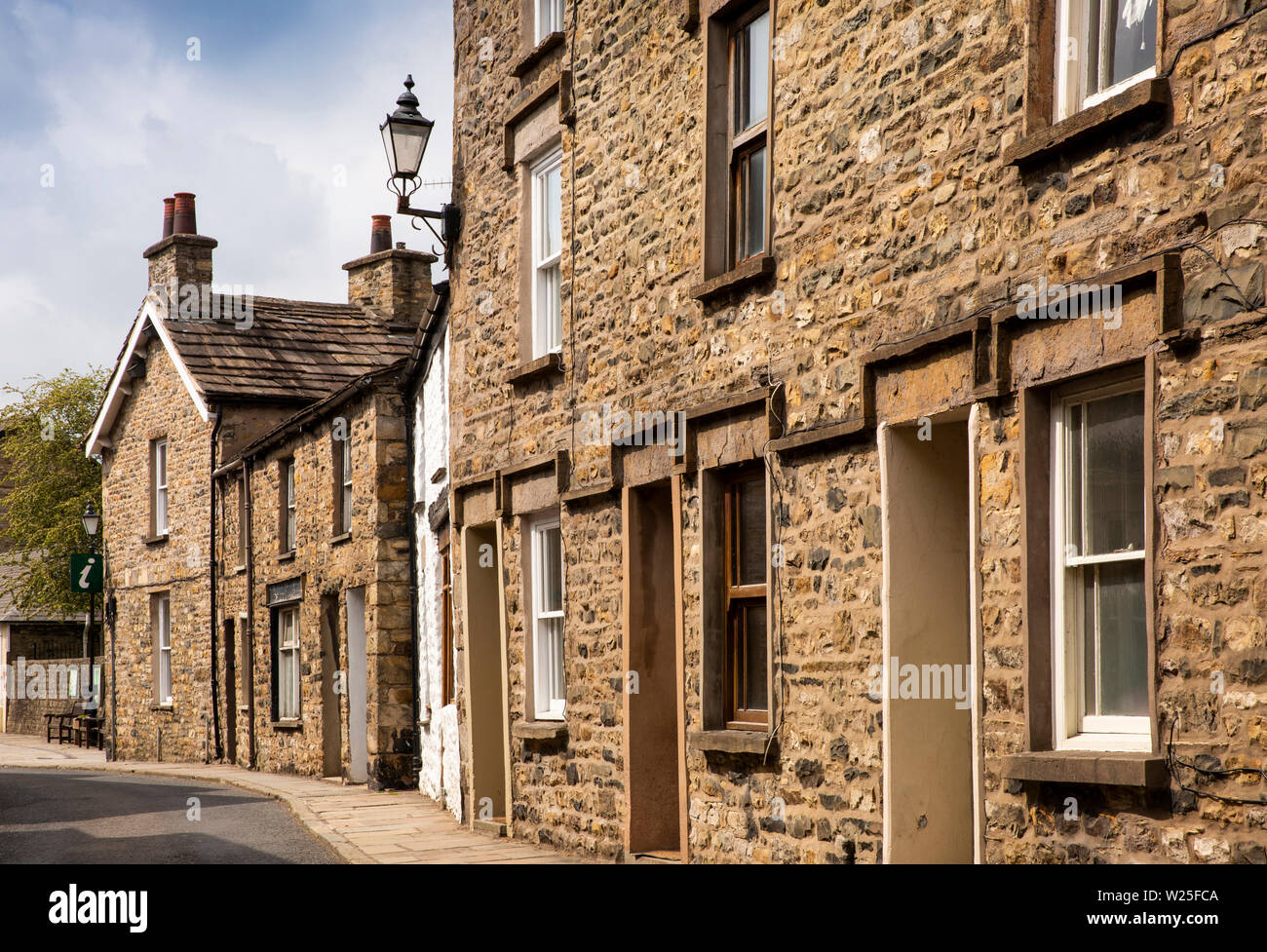 Sedbergh, Cumbria, Reino Unido, Calle Principal, antiguo y tradicional lámpara de la calle en la esquina de casas construidas en piedra. Foto de stock