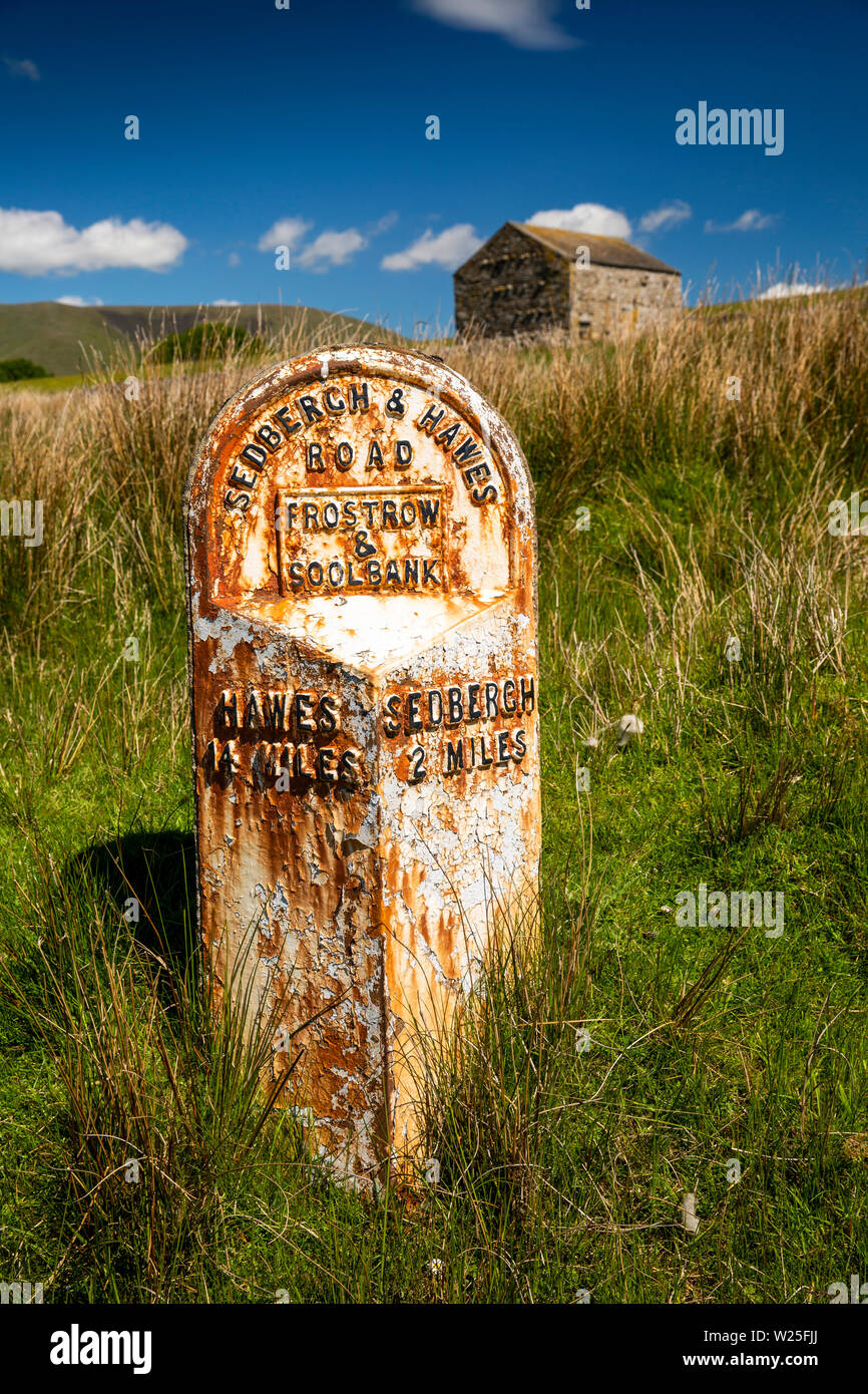 Sedbergh, Cumbria, Reino Unido, y Frostrow Soolbank, antiguo hito en carretera a Hawes a través Garsdale Foto de stock