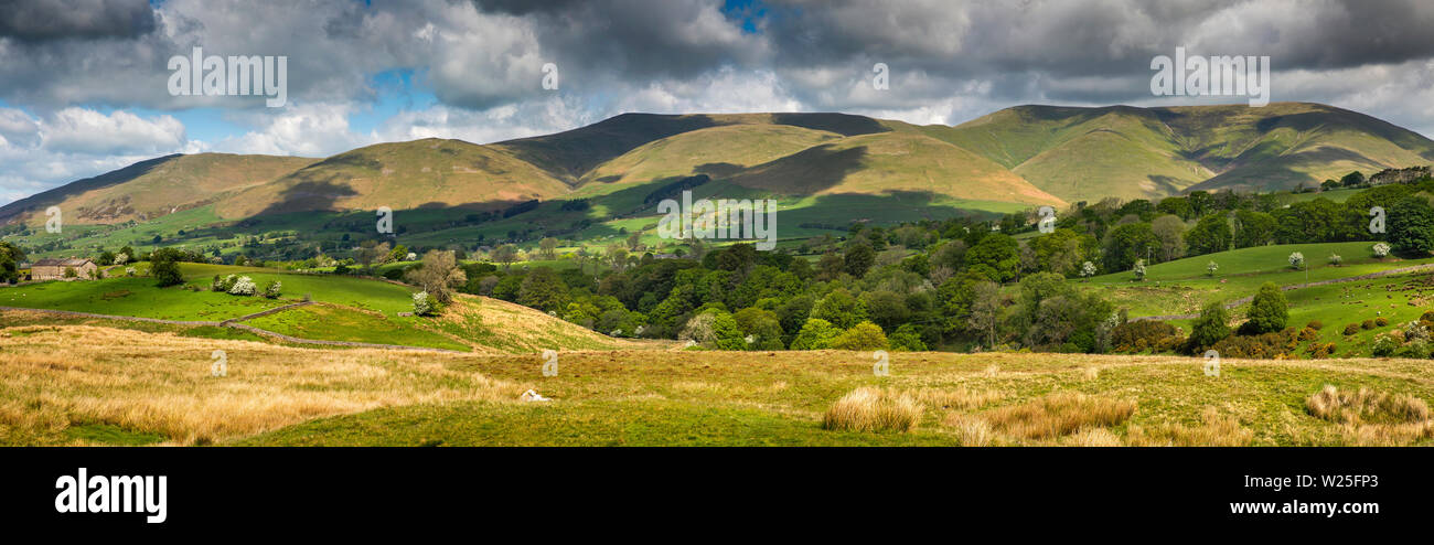 Sedbergh, Cumbria, Reino Unido, y Frostrow Soolbank, vistas panorámicas de las colinas de Tom Croft Howgill Cerro Mirador en carretera a Hawes a través Garsdale Foto de stock