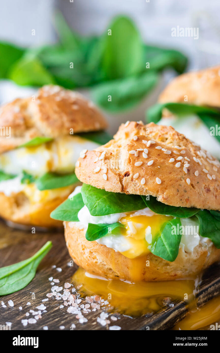 Veggie burger con huevo escalfado y sorrel en una cuajada de bun en la harina de arroz como un desayuno saludable concepto en el estilo de un estilo de vida. Foto de stock