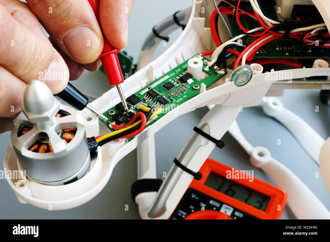 Hombre reparando drone. Solucionando problemas con quadrocopter. Foto de stock