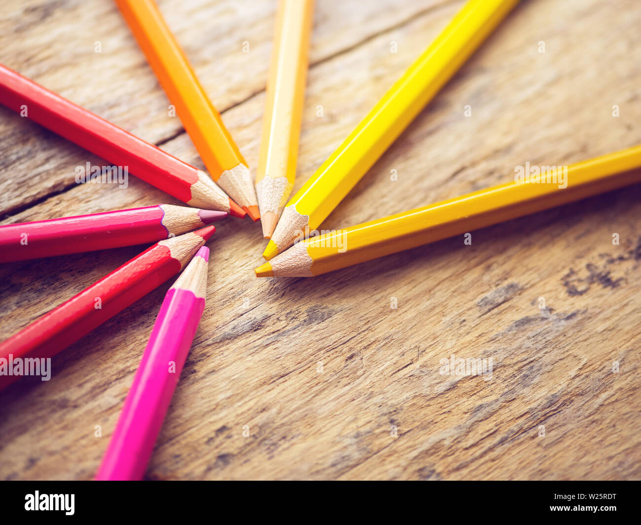 Lápices de colores coloridos sobre mesa de madera antigua con espacio de copia Foto de stock