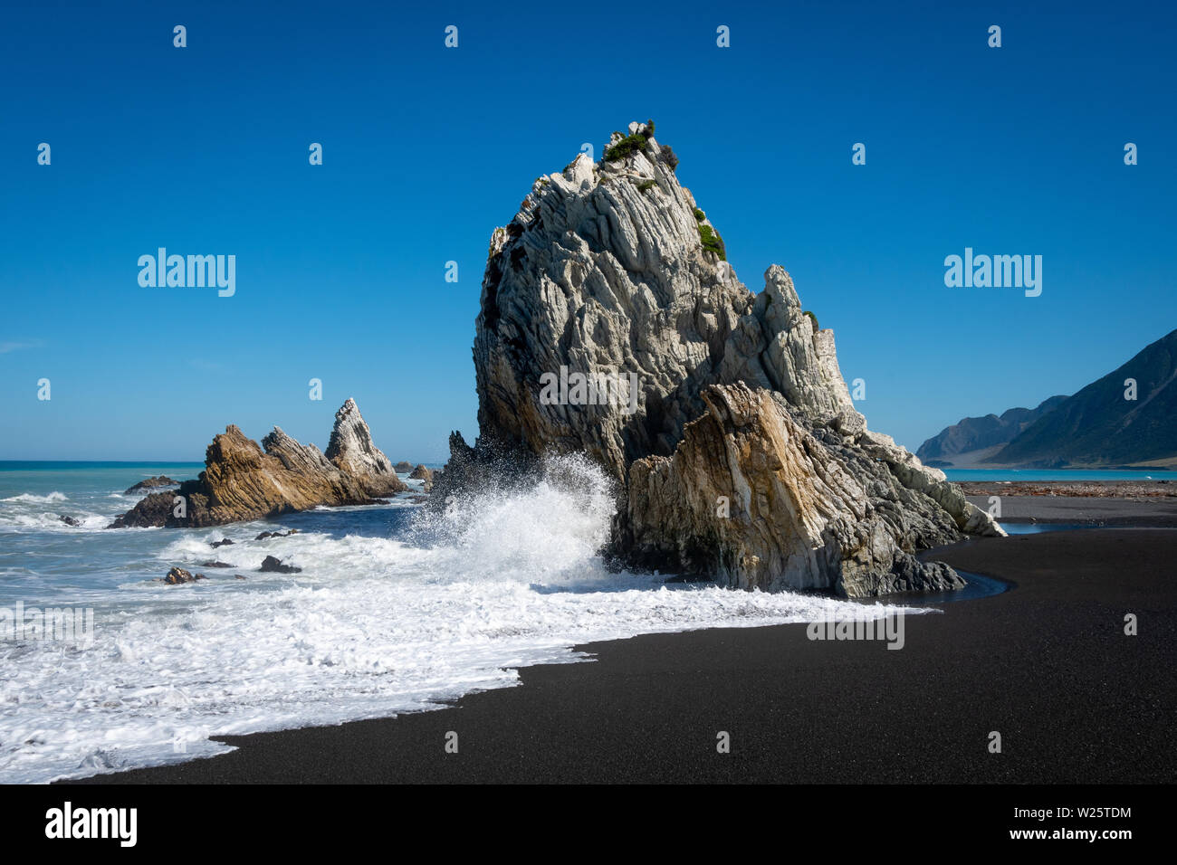 Olas rompiendo sobre las rocas, White Rock, Wairarapa, Isla del Norte, Nueva Zelanda Foto de stock