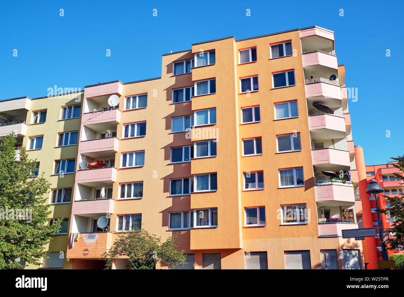 Coloridos edificios de apartamentos desde los años setenta vistos en Berlín, Alemania Foto de stock