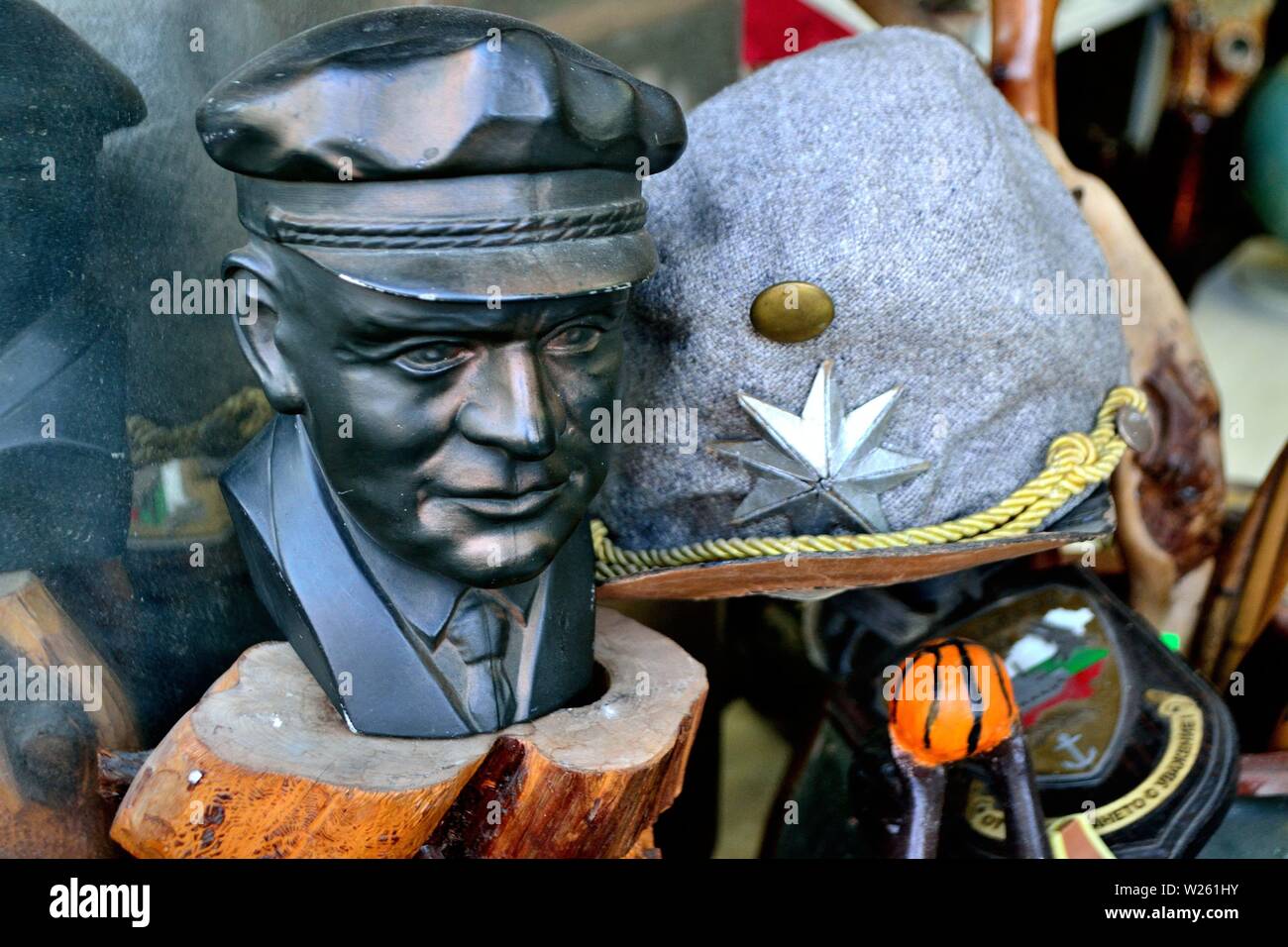 La venta de recuerdos de la Segunda Guerra Mundial en Nessebar - Mar Negro  - Bulgaria Fotografía de stock - Alamy