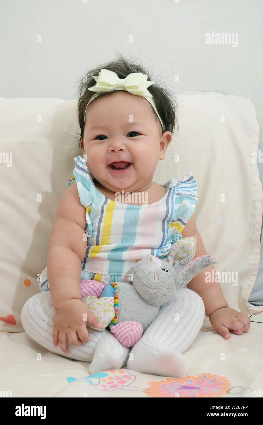 Lindo bebé de 5 meses las niñas de Asia Fotografía de stock - Alamy