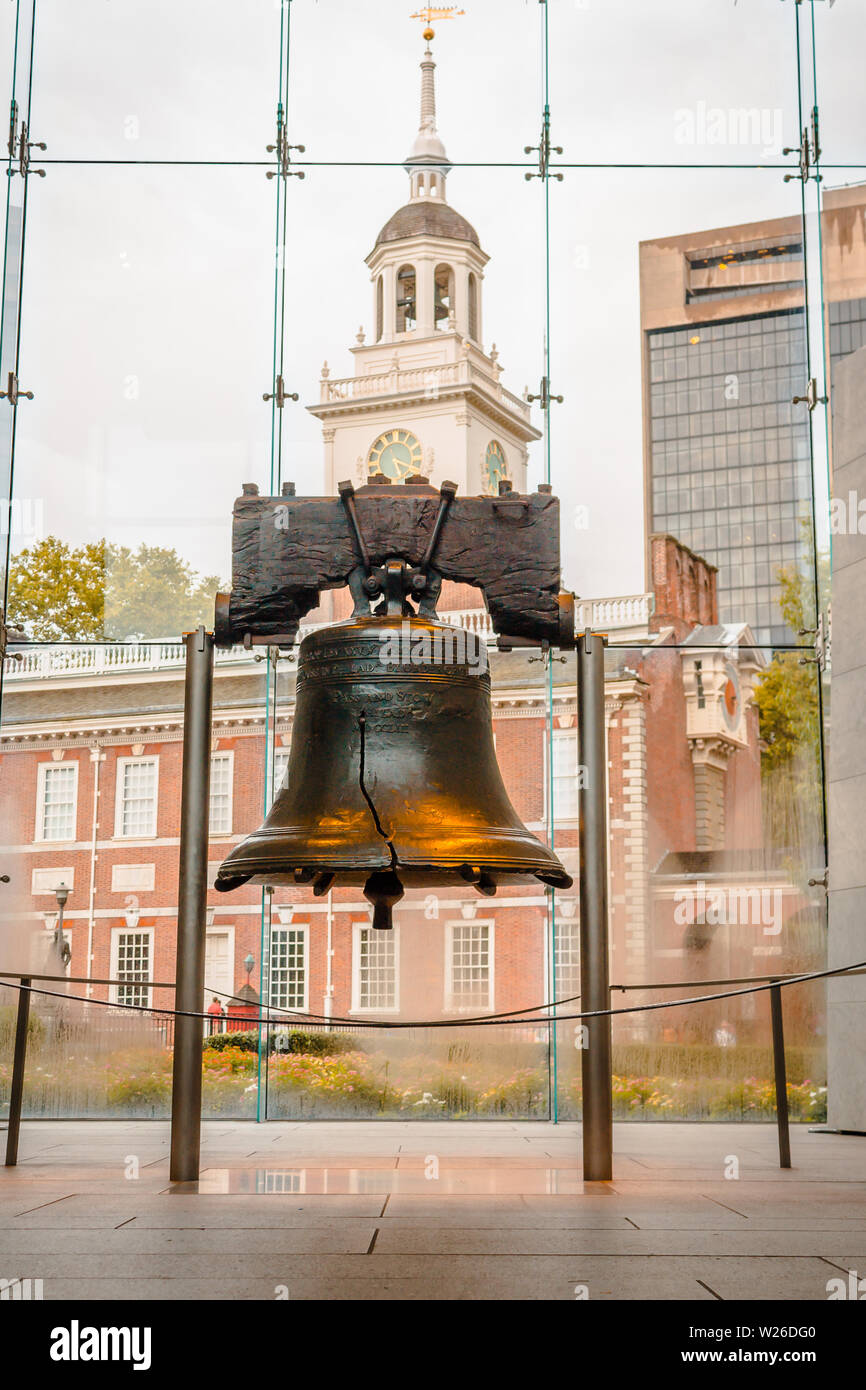 Retrato de la Liberty Bell con el Salón de la independencia en el backkground Foto de stock