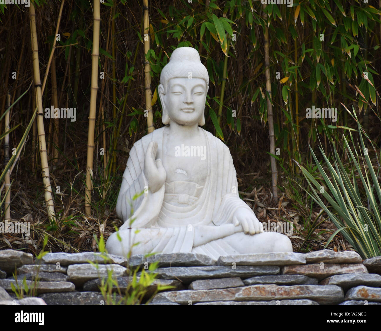 Estatua de Buda en el jardín Foto de stock