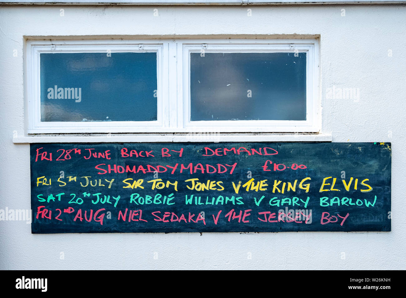 Un trabajo típico club del hombre anuncio para el entretenimiento de fin de semana en la pared exterior en Crewe Coppenhall UK Foto de stock