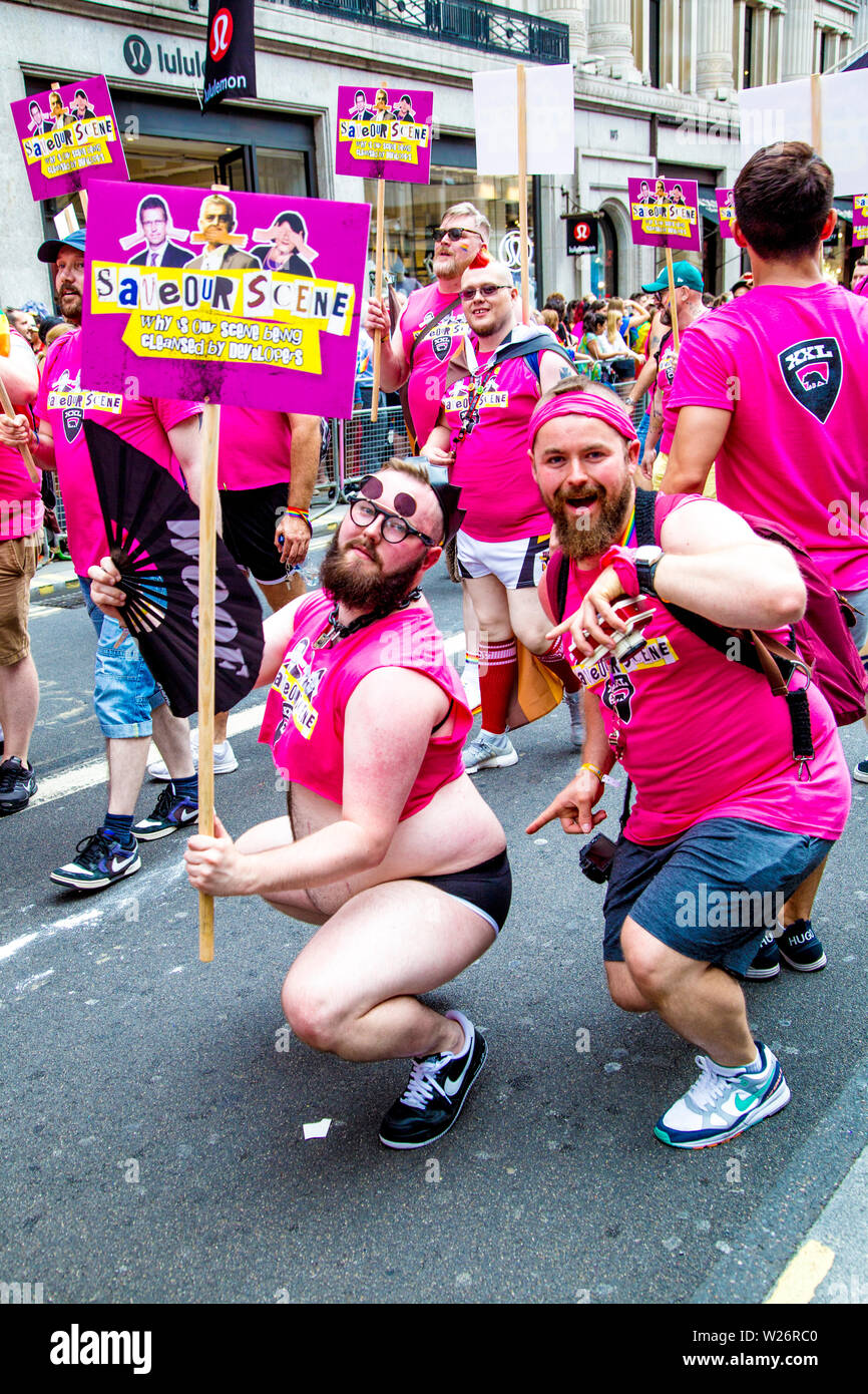 El 6 de julio de 2019 - hombres vestidos en rosa en la Marcha del orgullo  gay de Londres, Reino Unido Fotografía de stock - Alamy