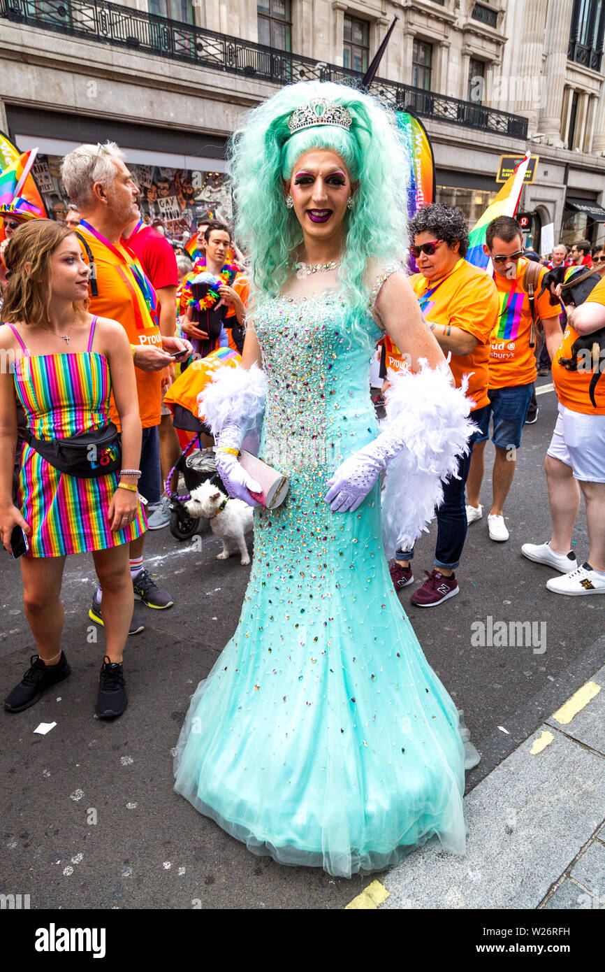 El 6 de julio de 2019 - drag queen en una bata azul aqua y la peluca, la Marcha del orgullo gay de Londres, Reino Unido Foto de stock
