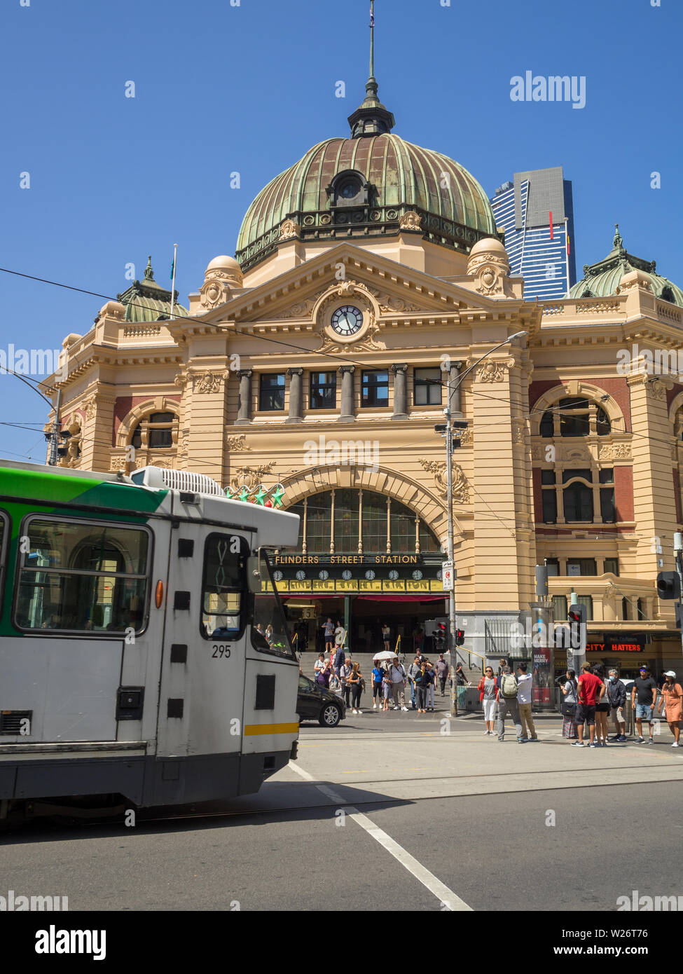 Tranvía cruzando la calle de la estación de Flinders Street en Melbourne. Foto de stock