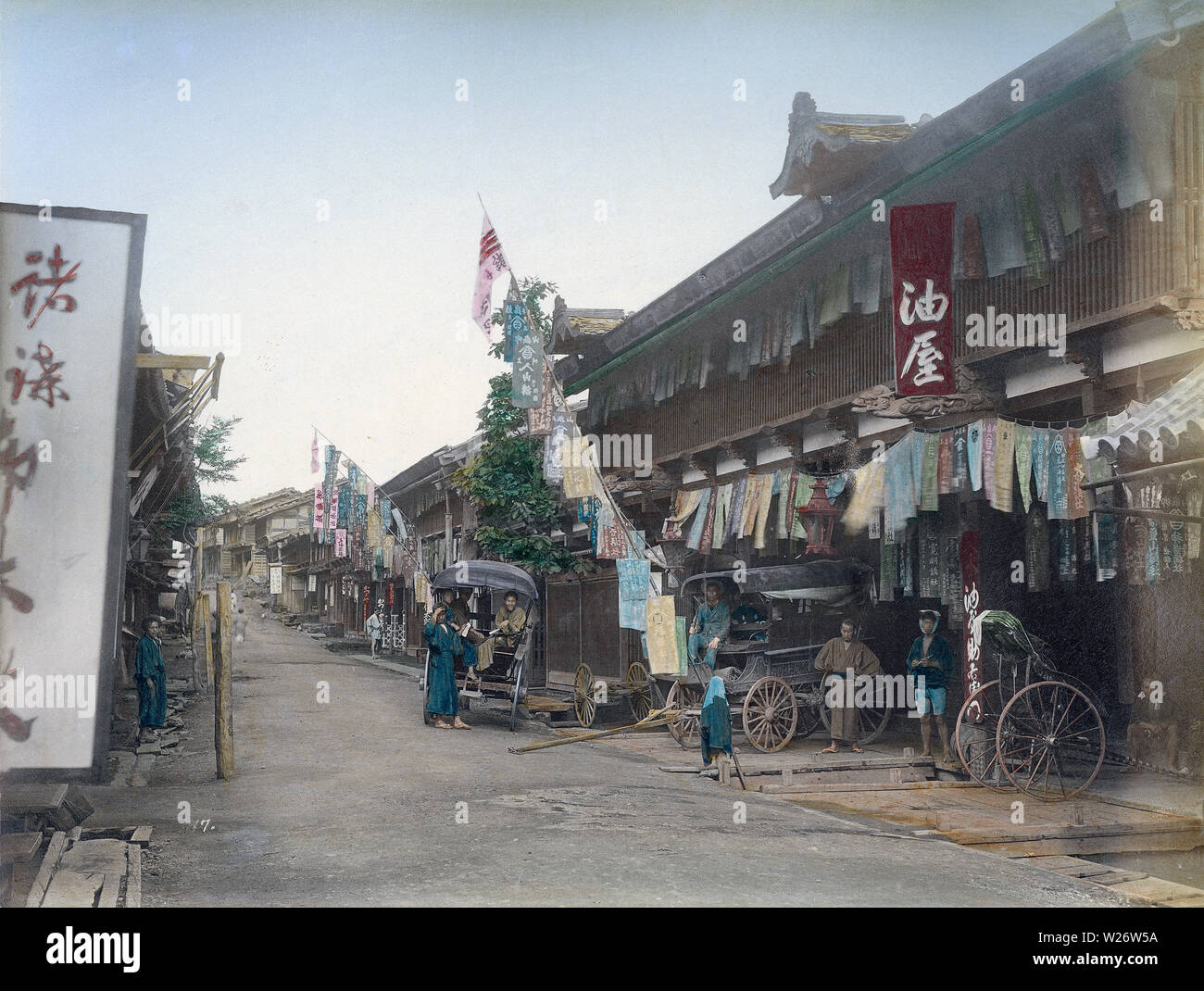 [ 1880 Japón - Post ciudad Posadas en la Nakasendo ] - Post ciudad Posadas en Oiwake Juku (追分宿) en la Prefectura de Nagano alrededor de 1880 (Meiji 13). La ciudad fue la número 20 de las sesenta y nueve estaciones shukueki (forma) de la Nakasendo, una de las dos rutas que conectan Edo (actual Tokio) a Kioto. Vintage del siglo xix albúmina fotografía. Foto de stock