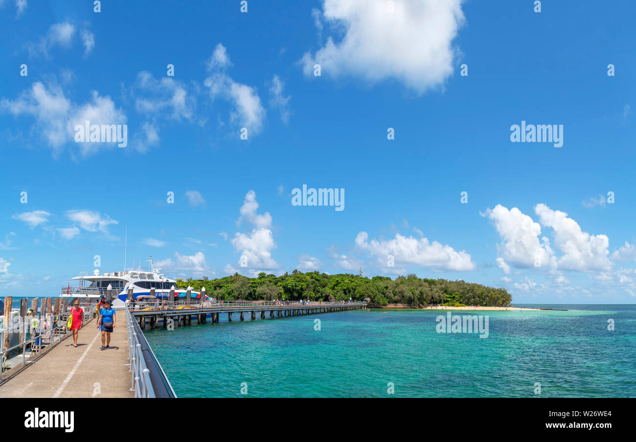 La Gran Barrera de Coral de Australia. Embarcadero en la Isla Verde, un coral cay en el Parque Marino de la Gran Barrera de Coral, Queensland, Australia Foto de stock