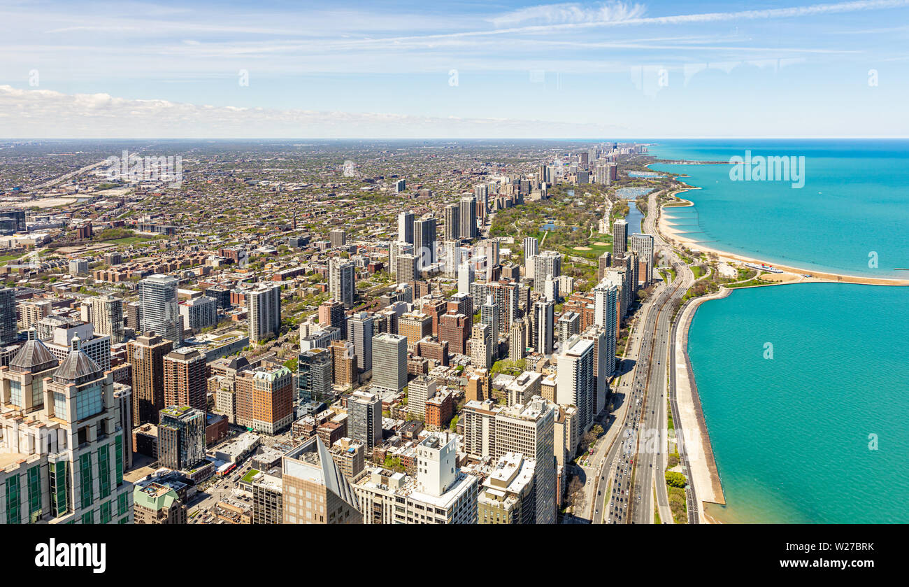 Vista aérea de la ciudad de Chicago, día de la primavera. Edificios altos y lago Michiganl, cielo azul de fondo. Un alto ángulo de visualización de skydeck Foto de stock