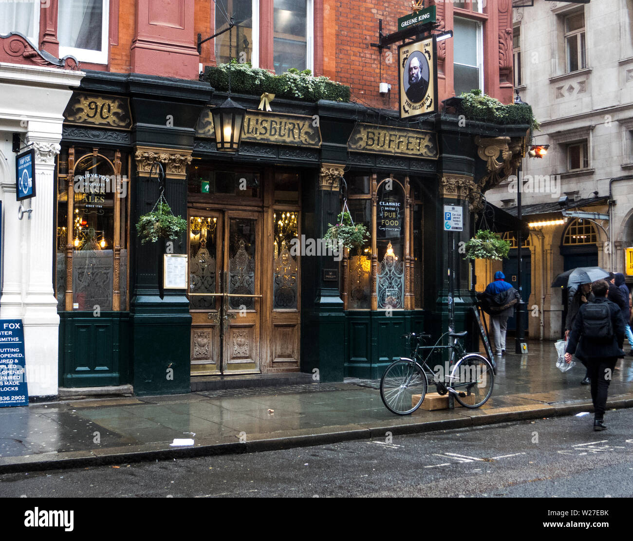 El clásico pub El Salisbury en St Martin's Lane en el West End de Londres. Foto de stock