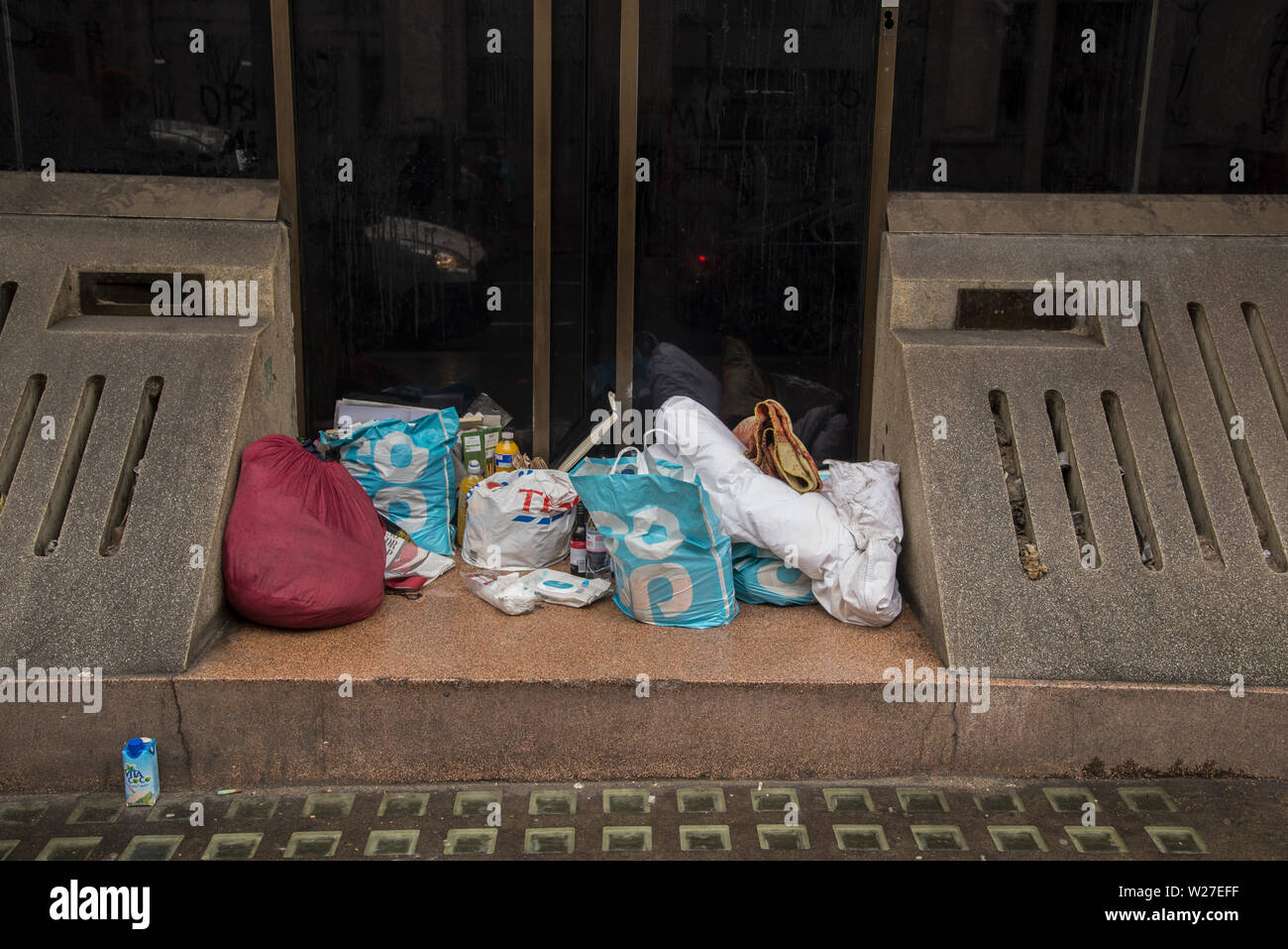 A las personas sin hogar pertenencias en una puerta en Whitehall, en el centro de Westminster LondonLondon 2019 Foto de stock