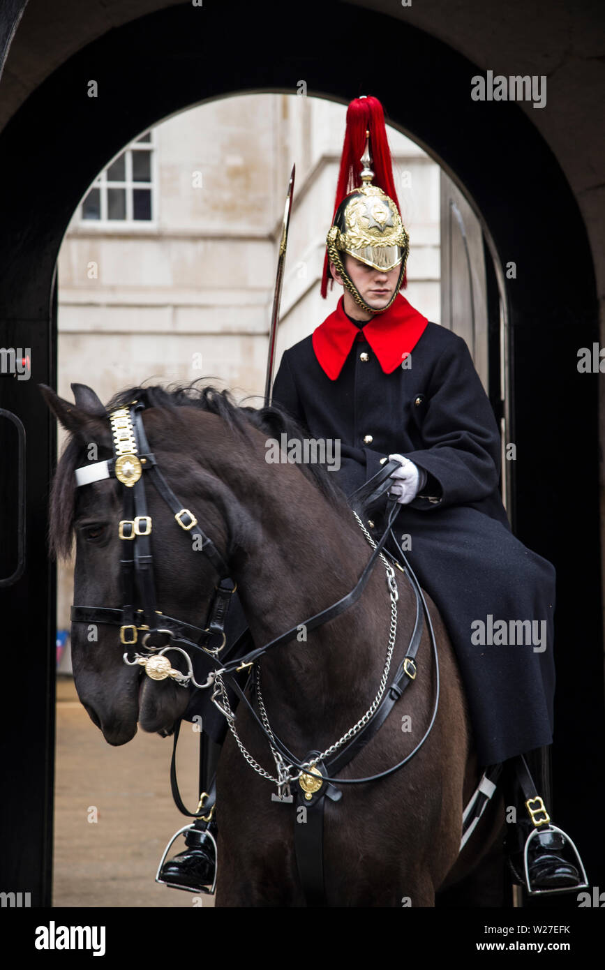 Aburrido caballo y guardia en Whitehall Londres 2019 Foto de stock