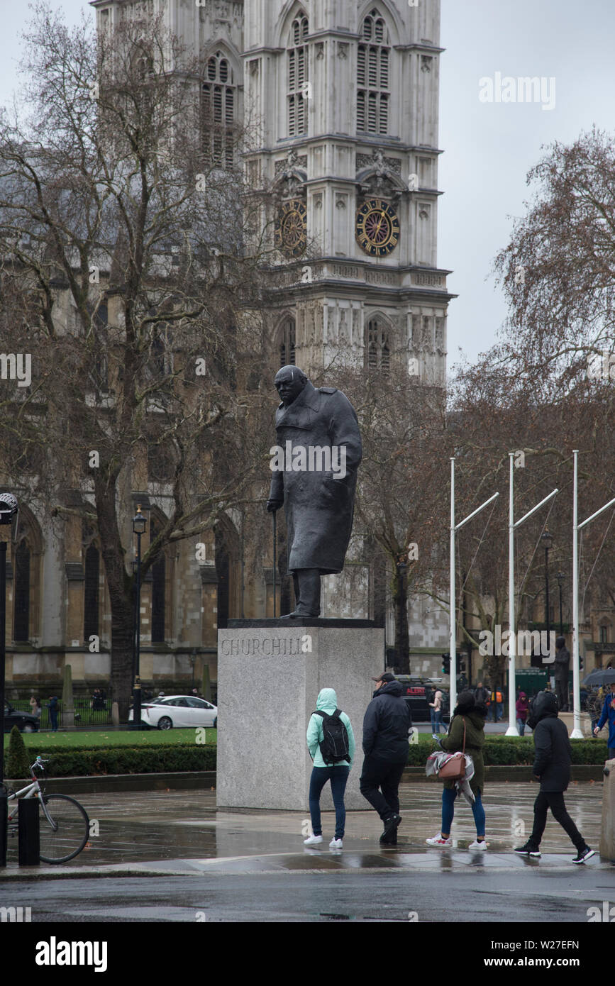 Parlament Square y la estatua de Winston Churchill en Londres 2019 Foto de stock