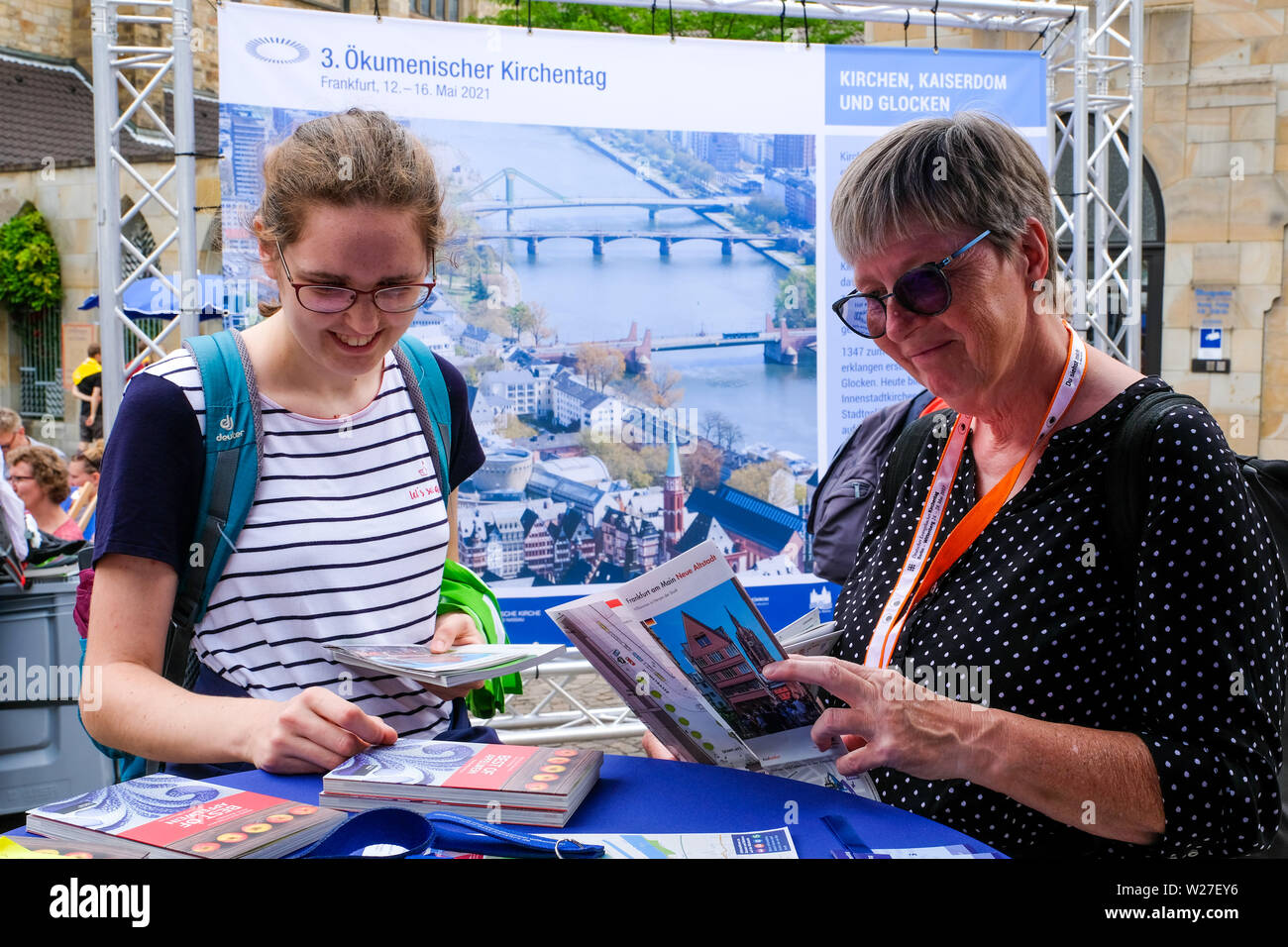 Auf dem 37. Evangelischen Kirchentag 2019 en Dortmund wird auf den nächsten 3. Ökumenischen Kirchentag der im Mai 2021 en Frankfurt/Main, aufmerksam stattfindet gemacht --- En el 37º Congreso de la Iglesia Protestante de 2019 en Dortmund se señala a la atención el próximo 3º Congreso de la iglesia ecuménica que tendrá lugar en mayo de 2021 en Frankfurt/Main, Alemania Foto de stock