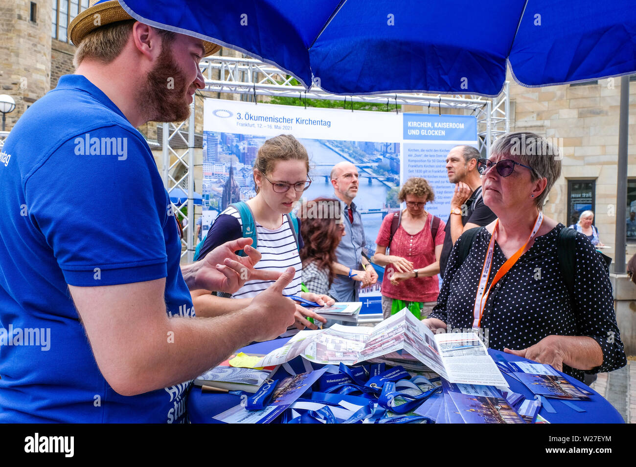 Auf dem 37. Evangelischen Kirchentag 2019 en Dortmund wird auf den nächsten 3. Ökumenischen Kirchentag der im Mai 2021 en Frankfurt/Main, aufmerksam stattfindet gemacht --- En el 37º Congreso de la Iglesia Protestante de 2019 en Dortmund se señala a la atención el próximo 3º Congreso de la iglesia ecuménica que tendrá lugar en mayo de 2021 en Frankfurt/Main, Alemania Foto de stock