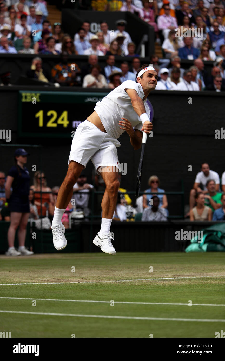 Wimbledon, el 6 de julio de 2019 - Roger Federer durante su tercera ronda partido contra Lucas Pouille de Francia hoy en Wimbledon. Foto de stock